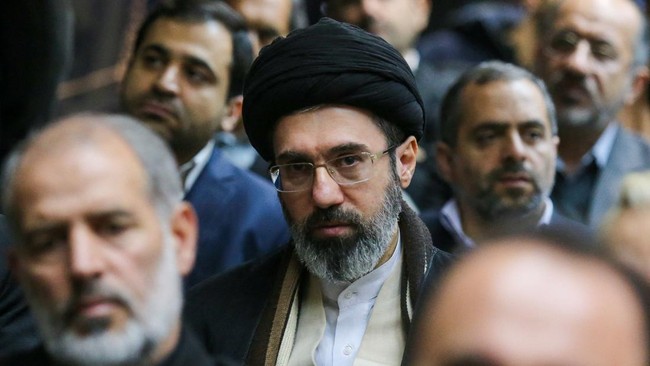 Iran Faces Successive US Sanctions, Mojtaba Khamenei Issues New Call to Action