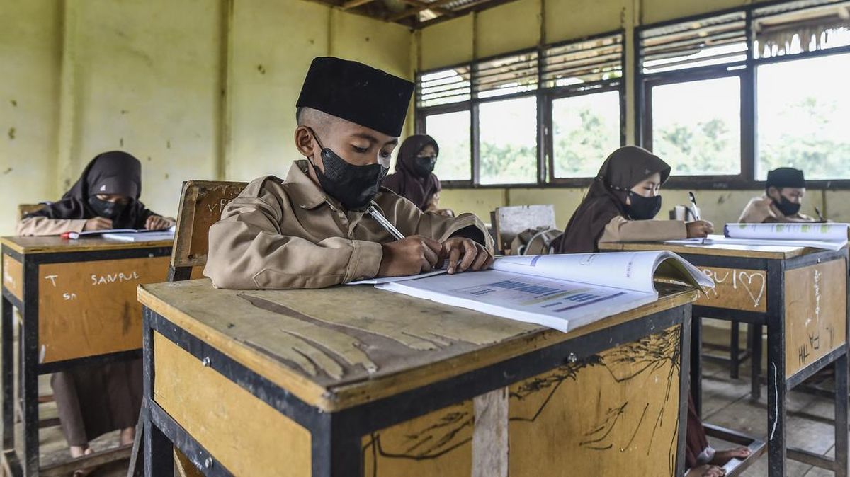 Ministry of Primary and Secondary Education: Mask Purchases Permitted Using BOS Funds in Forest Fire Areas