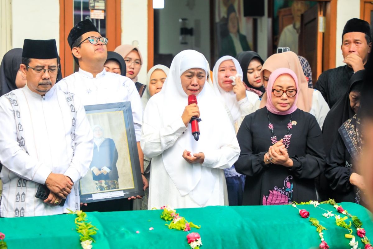 East Java Governor and Minister of Women Empowerment Pay Last Respects to Head of Surabaya Hajj Dormitory