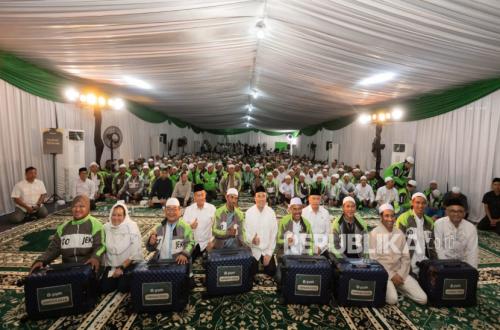 Minister of Transportation Sends Off 70 Gojek Drivers for Umrah Pilgrimage