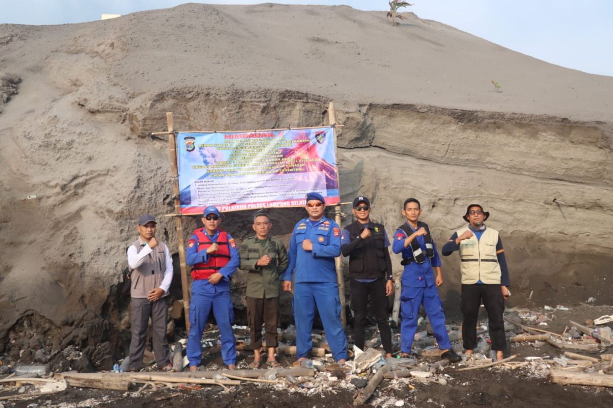 Authorities Intensify Patrols to Prevent Entry into Anak Krakatau Danger Zone