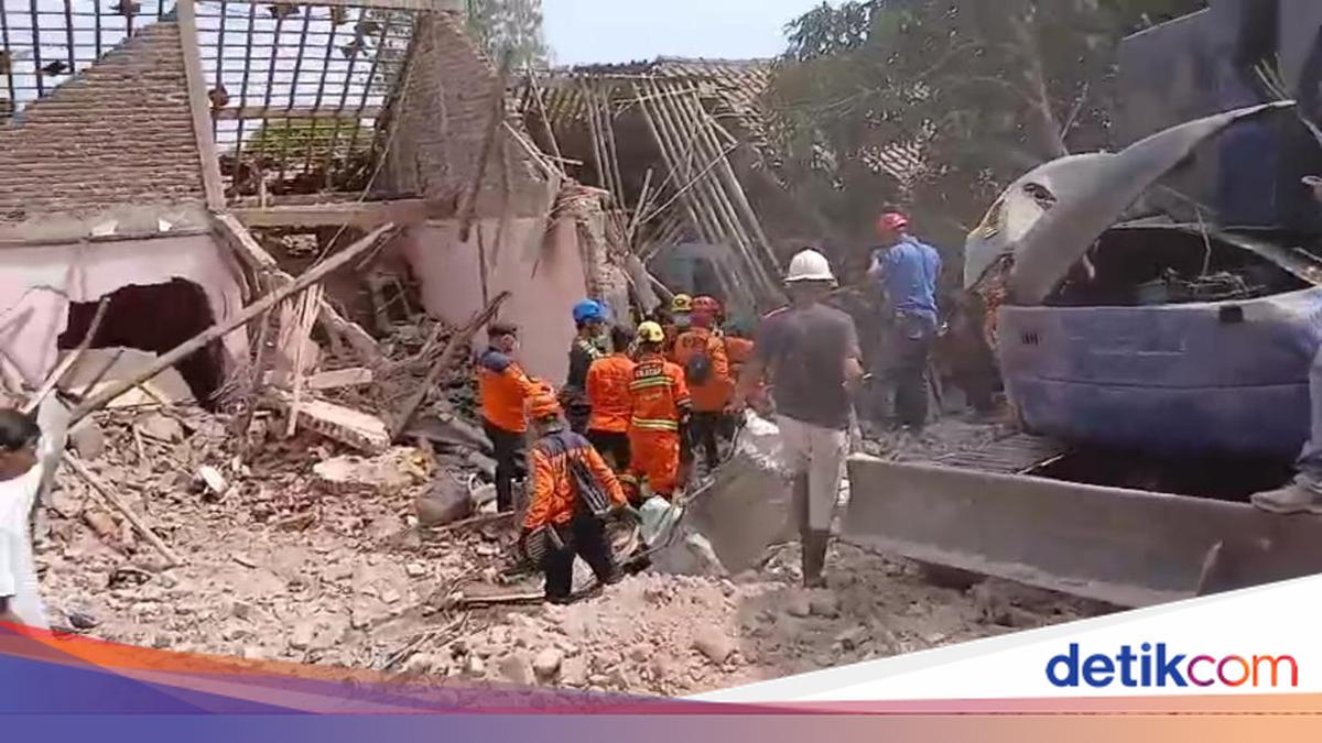 Hogwan Building Collapses in Brebes, Three Dead