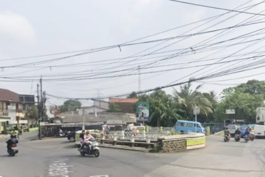 Road Closure Causes Severe Traffic in Cipayung, Depok; Waste Collection Affected