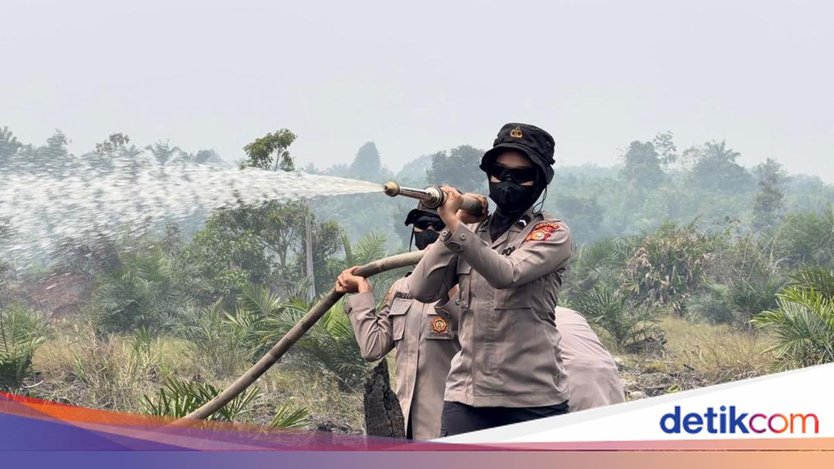 Riau Regional Police Women Join Forest and Land Fire Extinguishing Efforts in Pelalawan