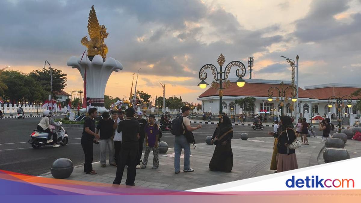A Cross-Generational Meeting Point in Singaraja City Centre
