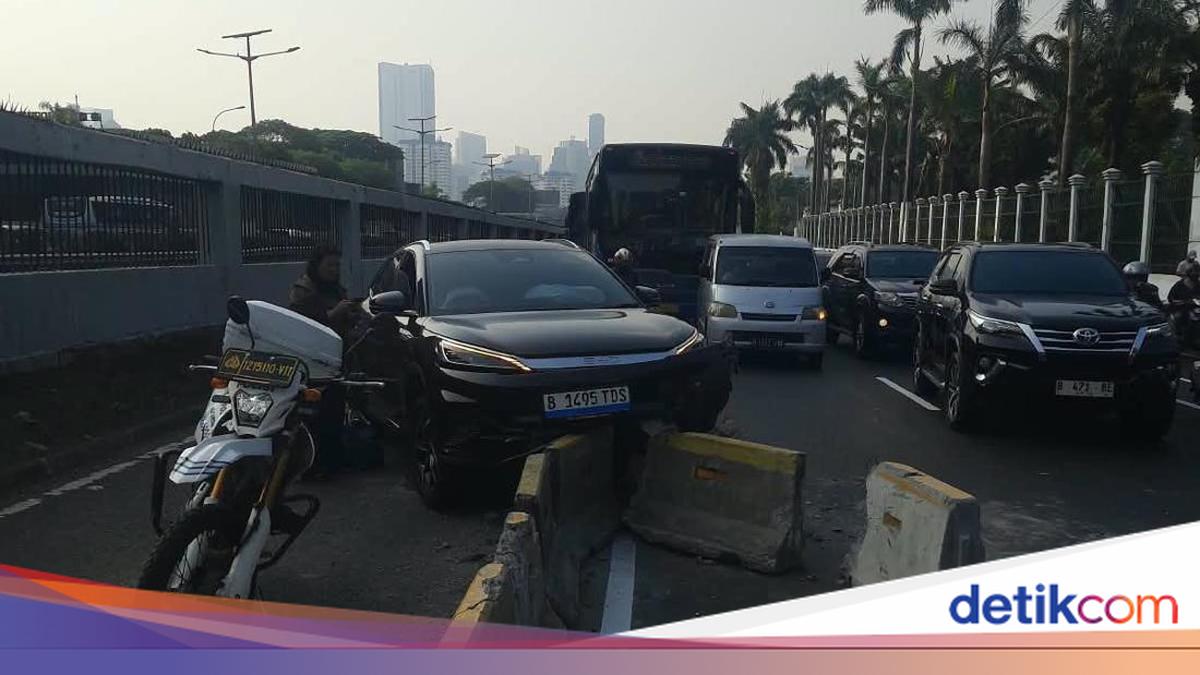 Electric Car Hits Motorcycle and Busway Separator in Front of DPR, Traffic Congested