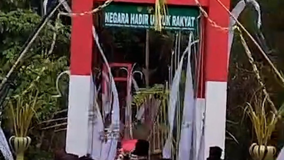 Moments the Merah Putih Bridge in Pangandaran Collapsed as Regent Passed Over