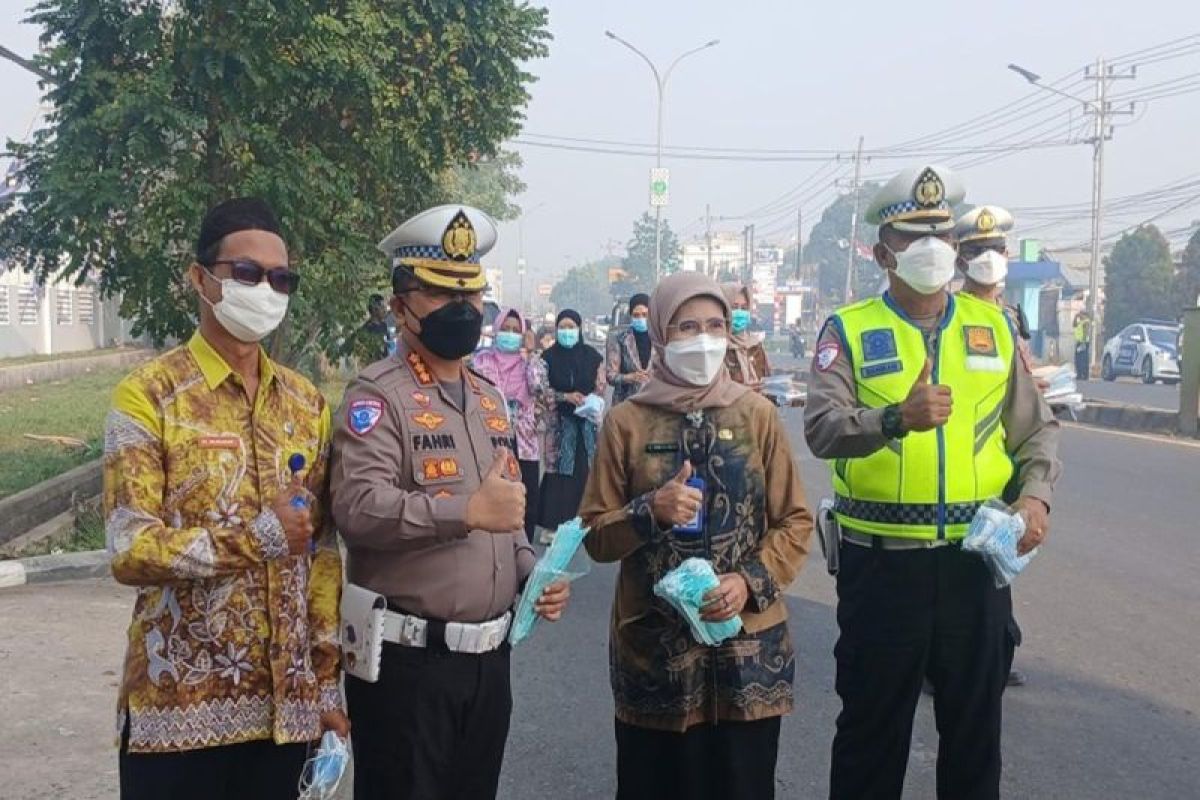 South Kalimantan BKOM urges public to wear masks to avoid forest fire impacts