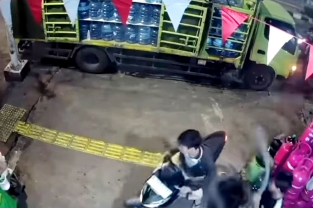 Police investigate robbery caught on CCTV in Tebet