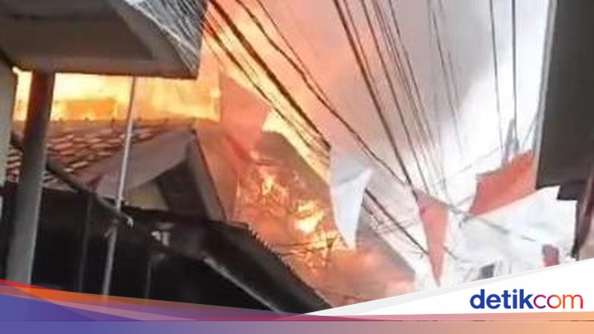 Settlement in Gambir, Central Jakarta, Catches Fire; 21 Fire Engines Deployed