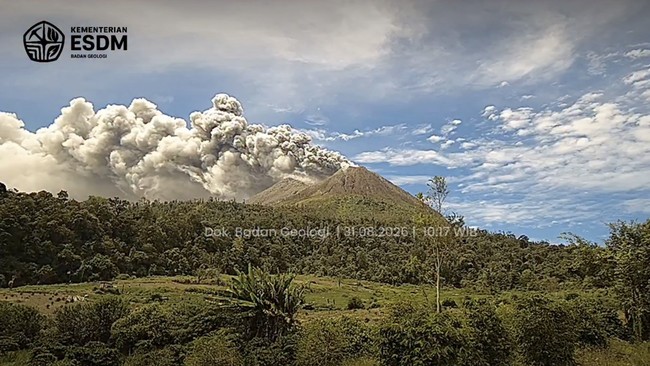 Caution! Mount Sinabung Erupts, Alert Level Raised