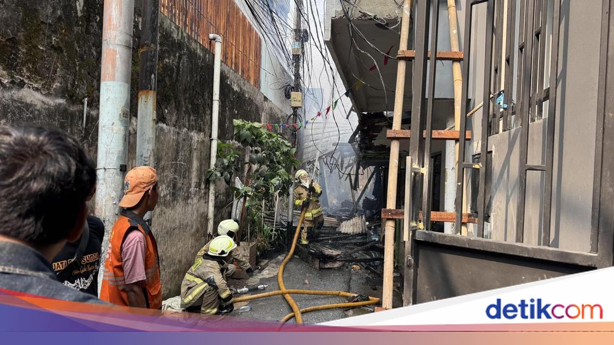 Fire Still Raging in Gambir, Central Jakarta Settlement, Black Smoke Billowing