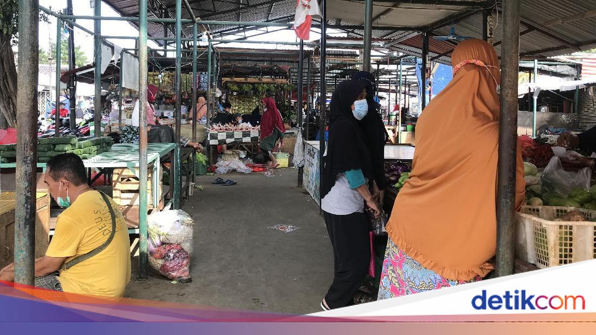 Kramat Jati Lokbin Access Road Resurfaced, Traders Urged to Stop Selling on Roadside