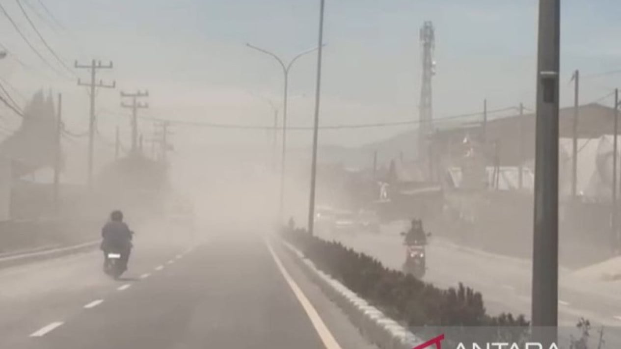 Berastagi Town Blanketed in Volcanic Ash Following Mount Sinabung Eruption