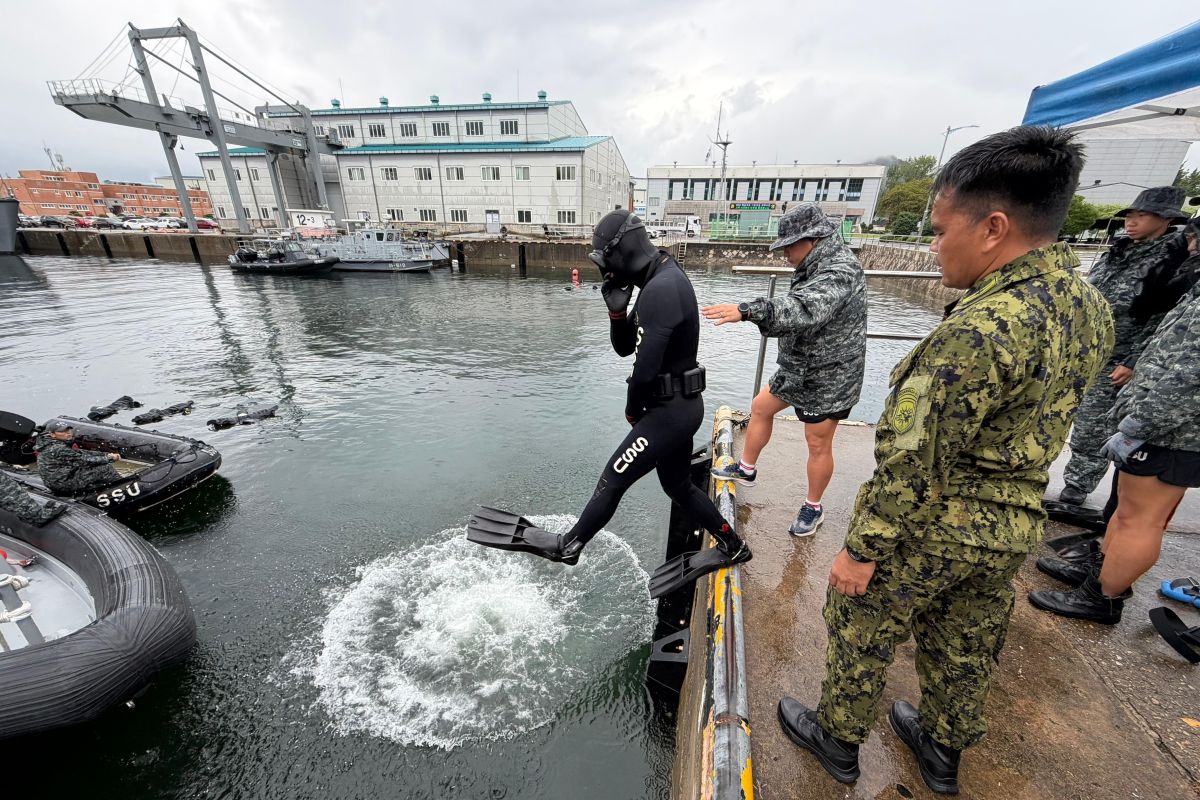 Indonesian and South Korean Navies Conduct Joint Underwater Operations Training