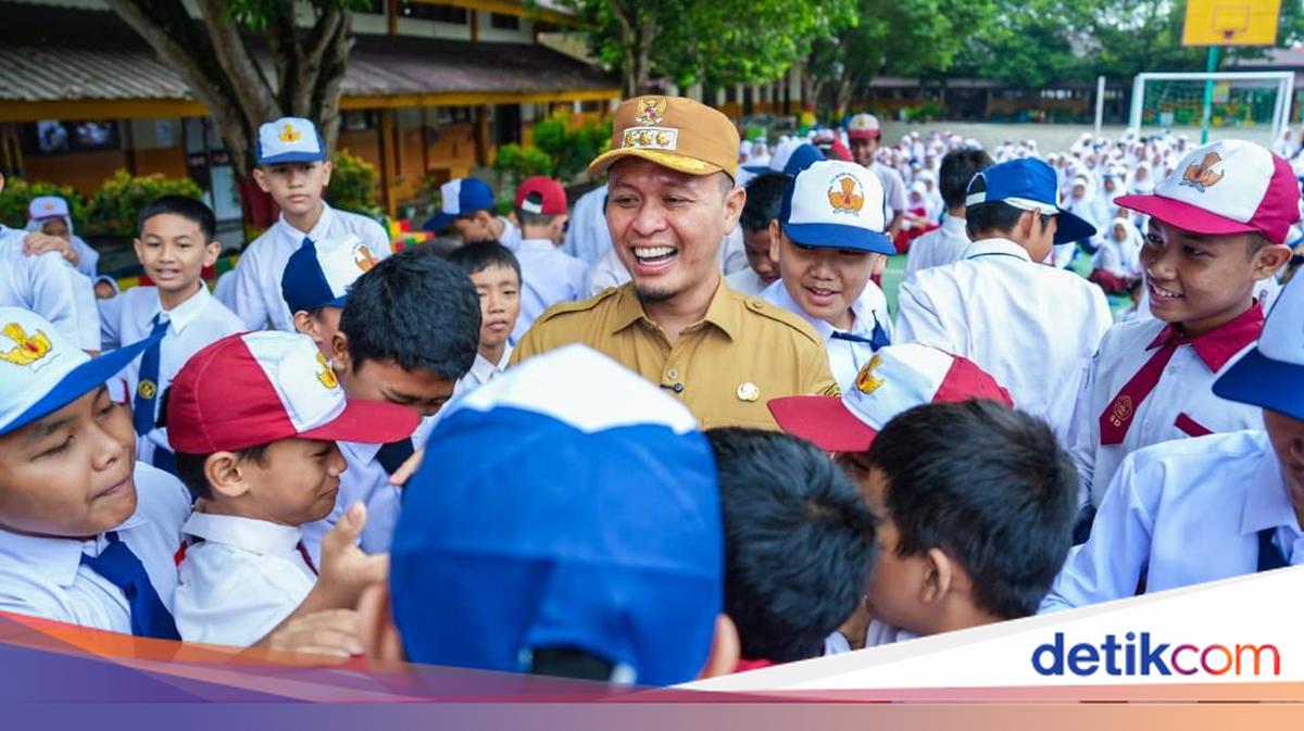 First Day of In-Person Learning: Mayor Agung Inspects Schools and Greets Students