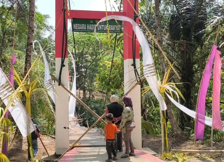 Pongpet Suspension Bridge in Pangandaran Collapses Shortly After Inauguration