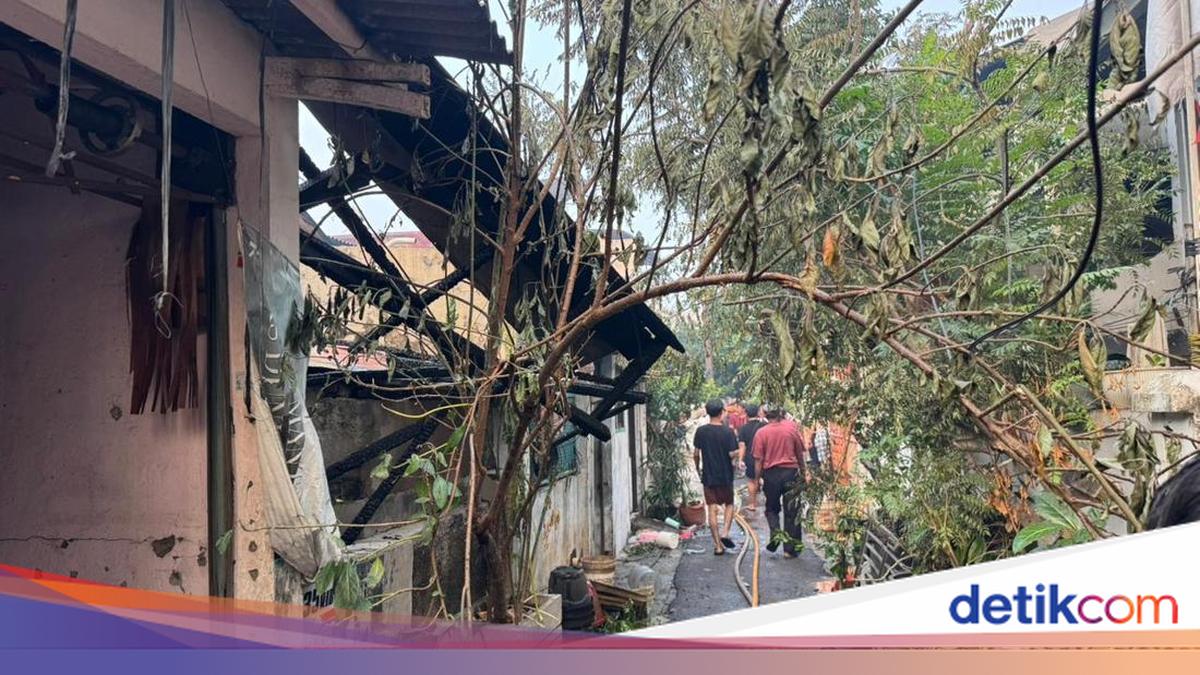 Two Firefighters Exhausted While Battling Blaze in Gambir, One Taken to Hospital