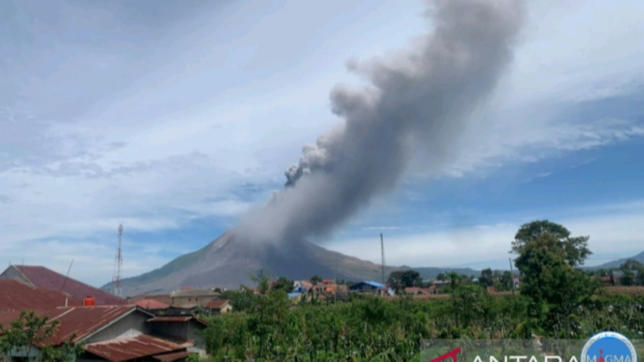 Mount Sinabung Erupts, Status Raised to Alert Level III