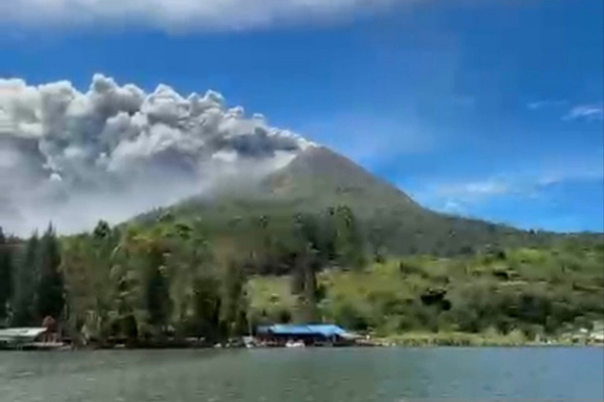 Mount Sinabung raised to alert level after 3,500-meter ash eruption