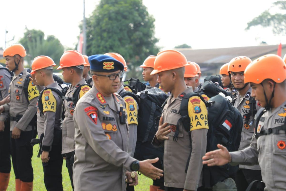 Brimob deploys 100 personnel to assist residents affected by Sinabung eruption