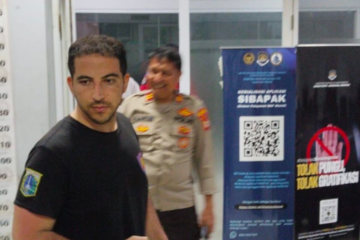 Immigration says foreigner soaking in Lake Sunter was stressed after losing passport
