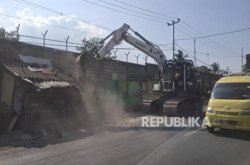 West Bandung Regency Demolishes 16 Illegal Buildings on Drainage After Warnings Ignored