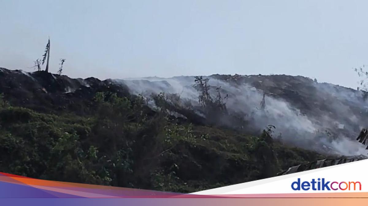 Smoke Still Billowing at Mandung Landfill in Tabanan Five Days After Fire