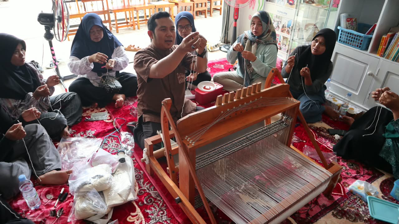 Alan, a Subang Resident, Develops Pineapple Leaves into Eco Fashion