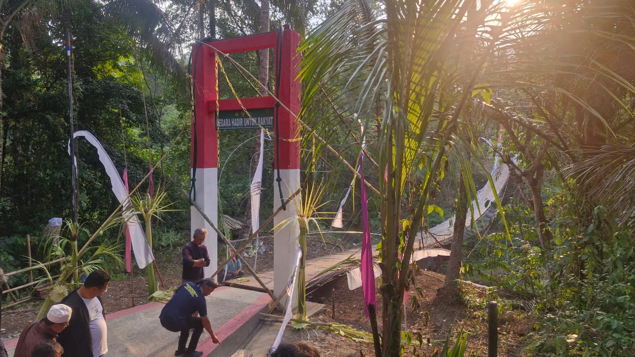 Pangandaran Regent Injured as Pongpet Suspension Bridge Collapses During Inauguration