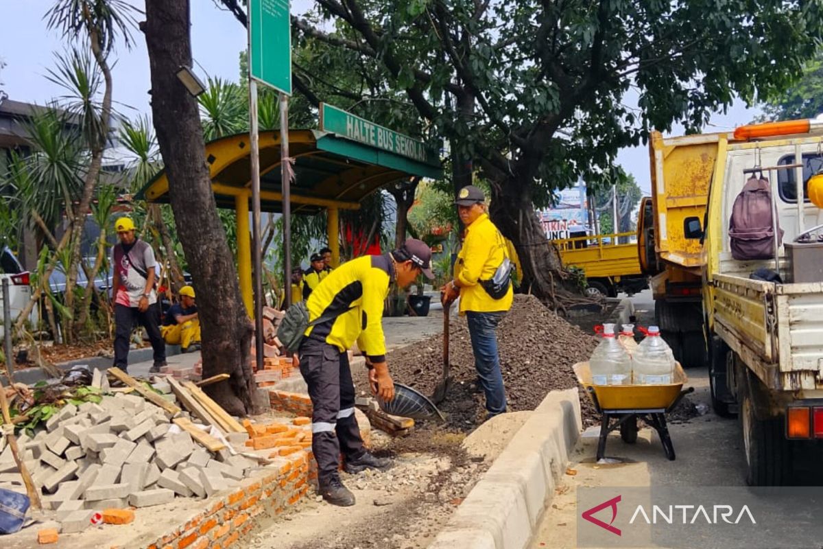 East Jakarta Administration Constructs New Pavement on Jalan Raya Bogor