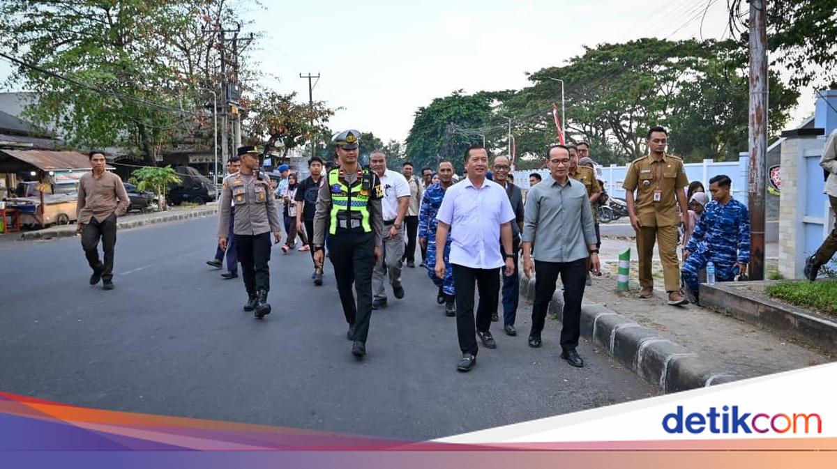 Iqbal and Mohan Inspect Rembiga Intersection Following Removal of Road Barriers by Residents