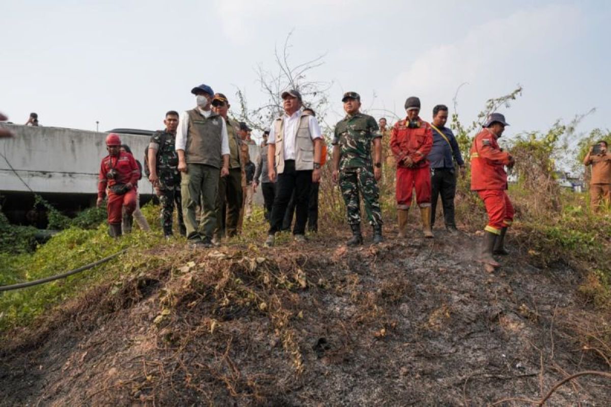 Minister of Forestry inspects forest fire suppression, calls for maximised weather modification in South Sumatra