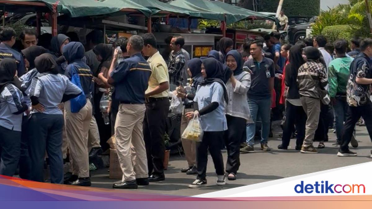 Zulhas Buys Out MSME Goods, Surprises Online Taxi Drivers and Scavengers with Free Meals