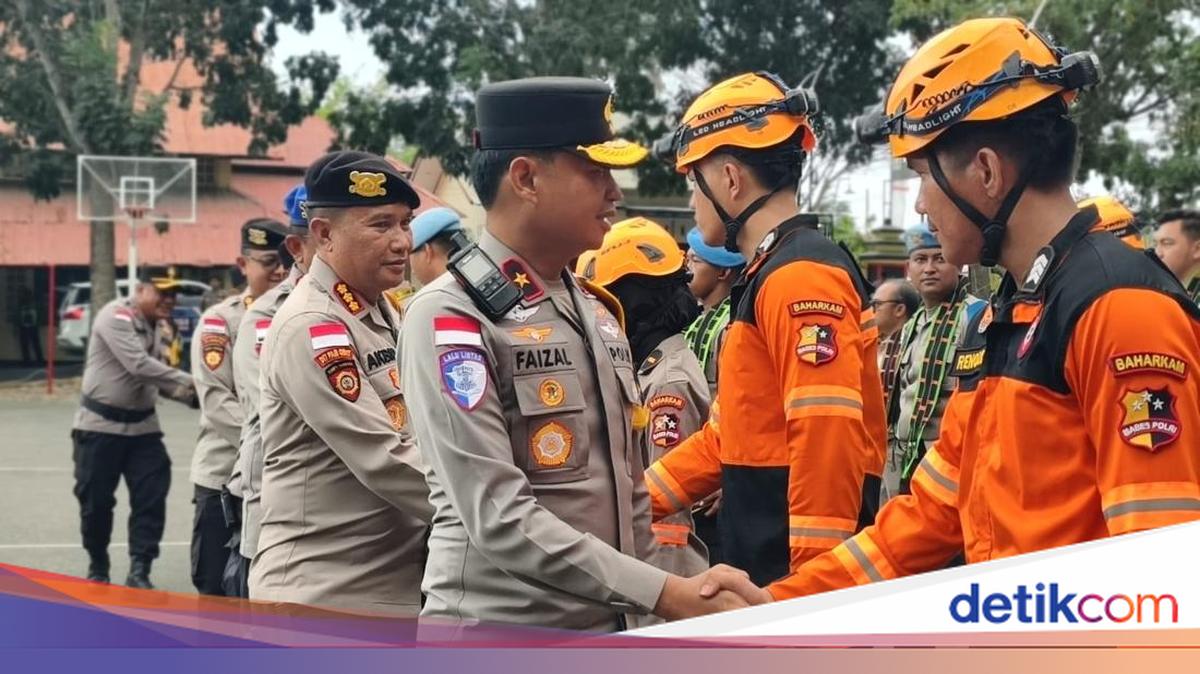51 National Police Headquarters Personnel Return to Jakarta Following Flores Earthquake Mission
