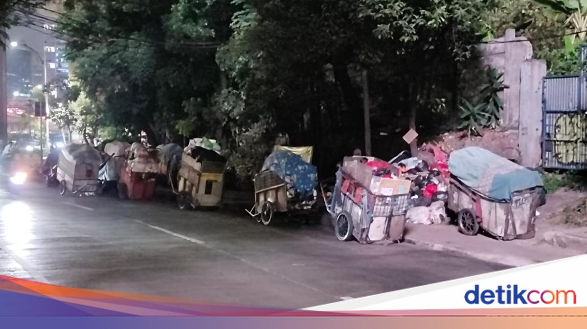 Rubbish Carts Parked on Tendean Pavement, Jakarta Environment Agency Responds