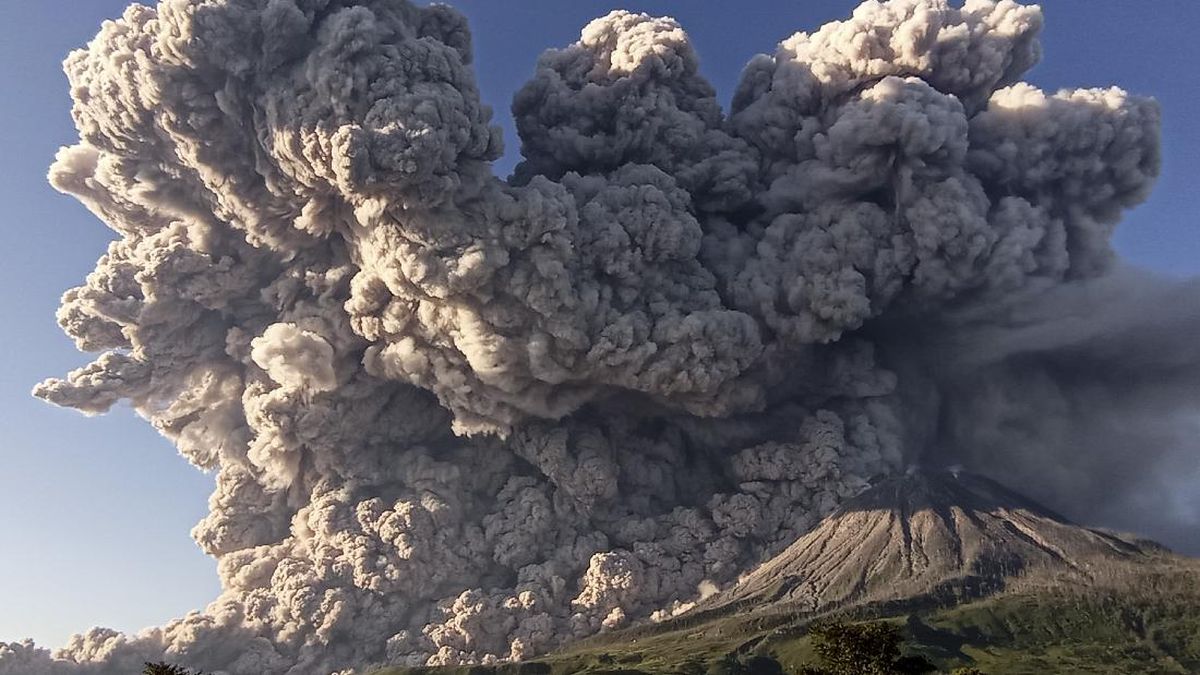 Mount Sinabung Erupts, 2,451 Residents in Two Villages Evacuated