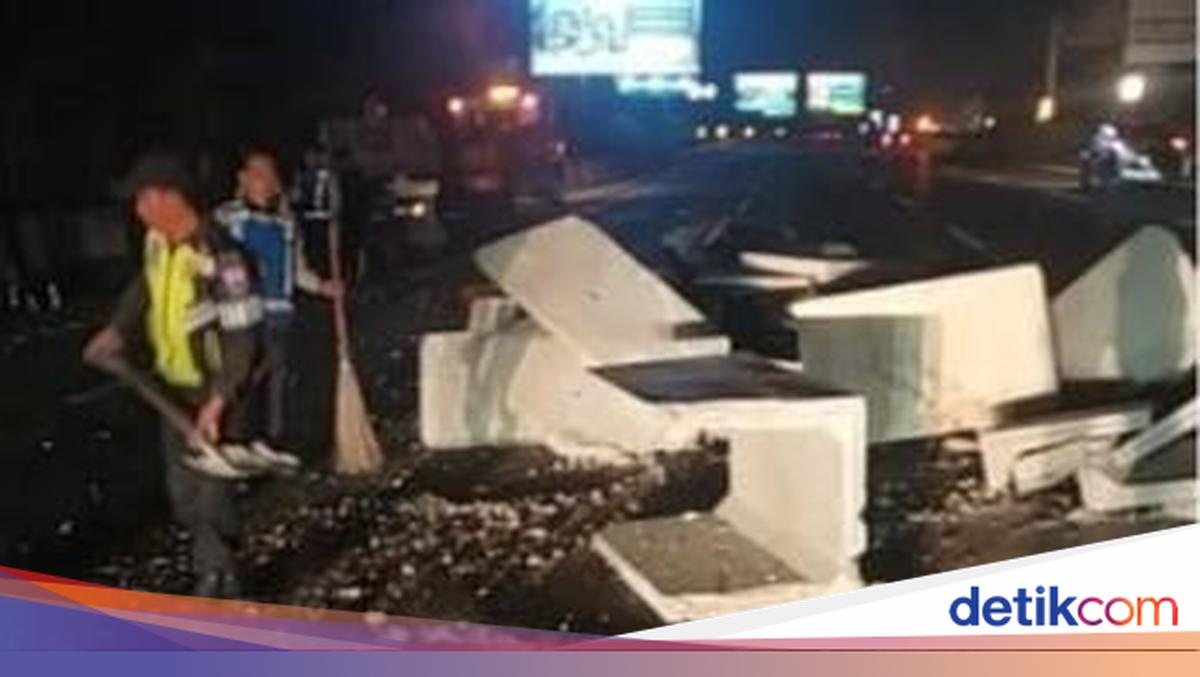 Concrete Transport Truck Overturns on Jagorawi Toll Road, Spilling Cargo