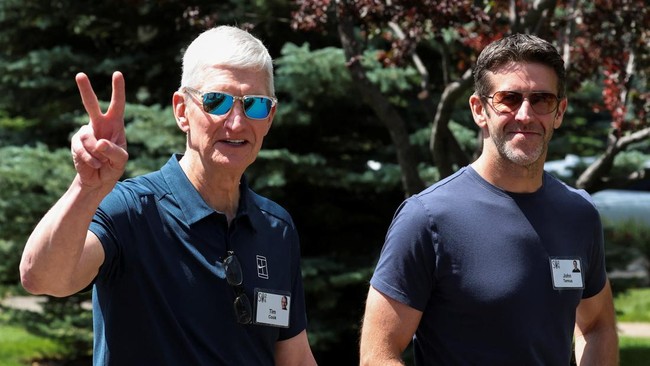 Tim Cook Officially Steps Down; Here is Apple's Future Under New CEO