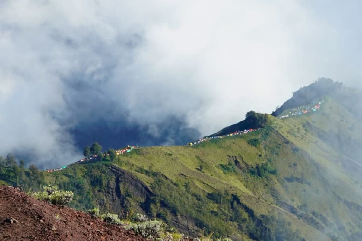 Mount Rinjani climbing opened with restrictions to prevent forest fires