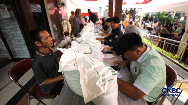 Residents Queue for 30kg Rice Aid, Crowding Distribution Sites Since Morning