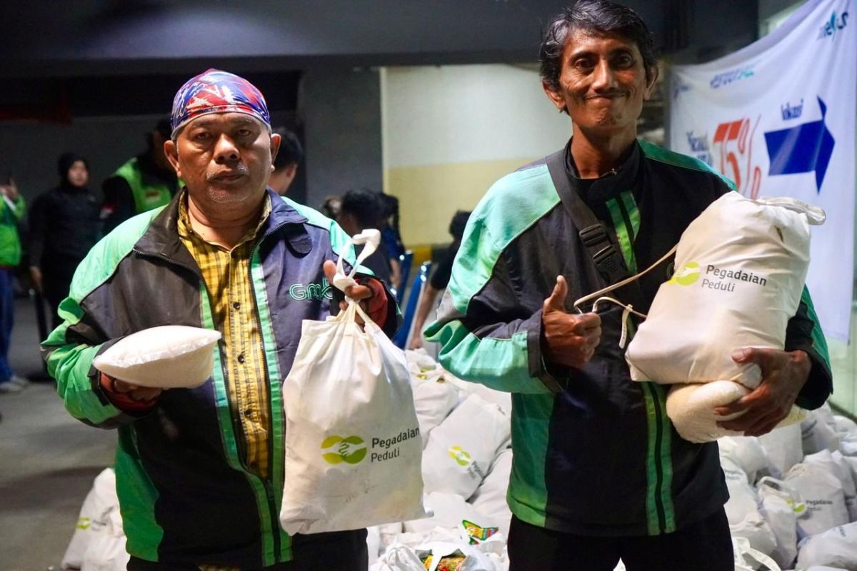 Pegadaian distributes 1,000 basic food packages to online motorcycle taxi drivers