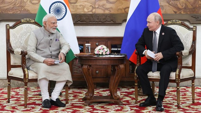Indian PM Modi Advises Putin at SCO Summit