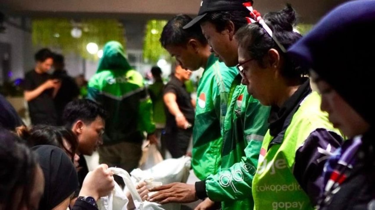 Boosting Indonesia's Prosperity: Pegadaian Distributes 1,000 Basic Food Packages to Online Taxi Drivers