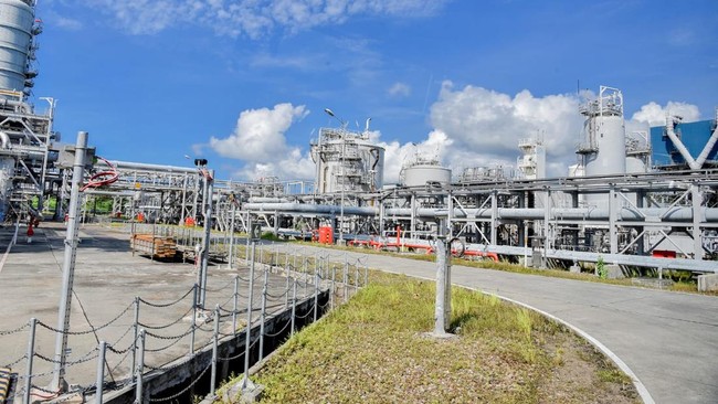 Bahlil Reveals Indonesian Oil and Gas Facilities Nearly Fell Victim to Forest Fires