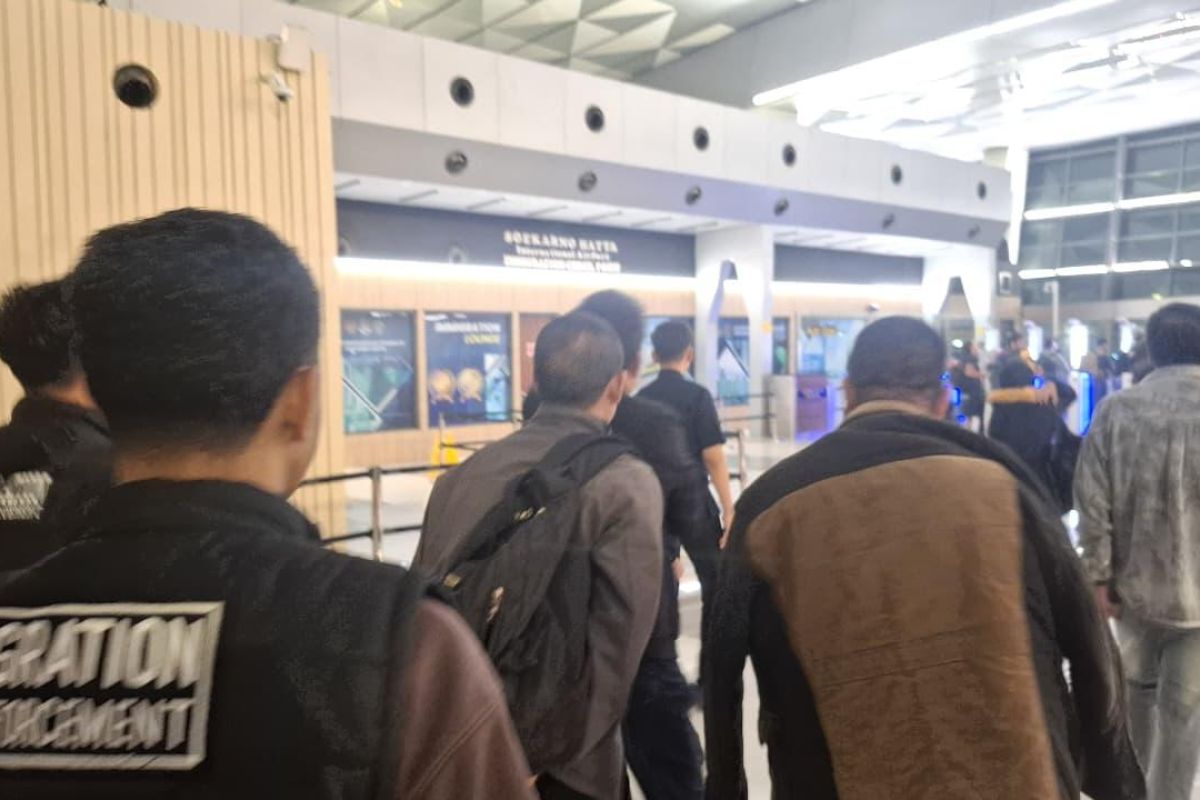 Indonesia deports five Chinese nationals suspected of Australia route