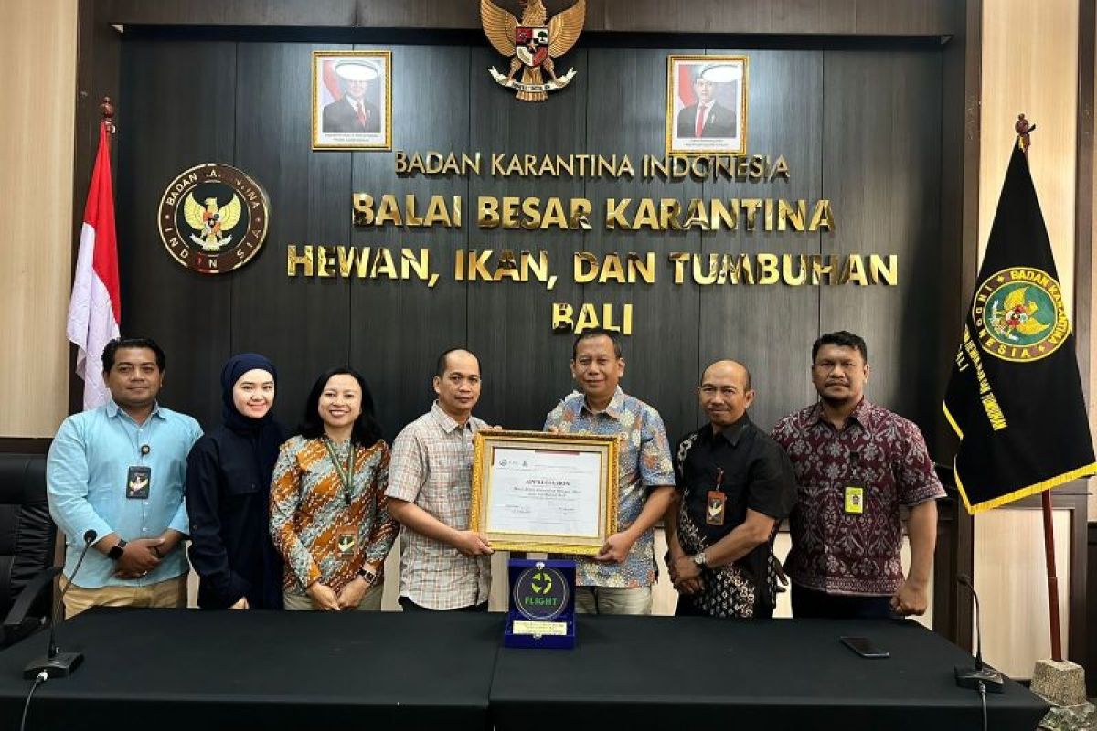 IUCN honours Bali quarantine office for rescuing trafficked birds