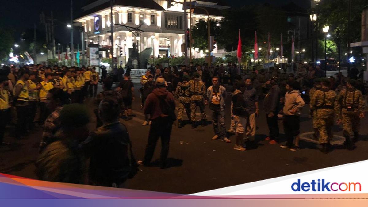 Protest at Jenderal Sudirman Intersection in Yogyakarta Turns Chaotic!