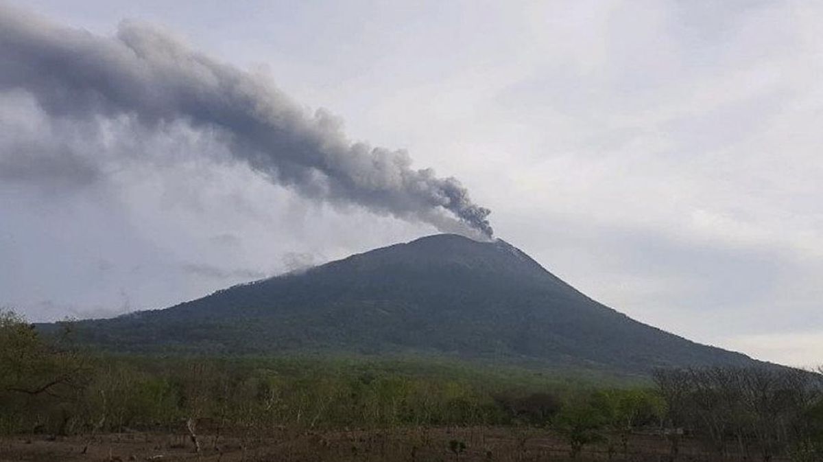 Mount Ili Lewotolok Erupts Twice, Ash Column Reaches 700 Metres