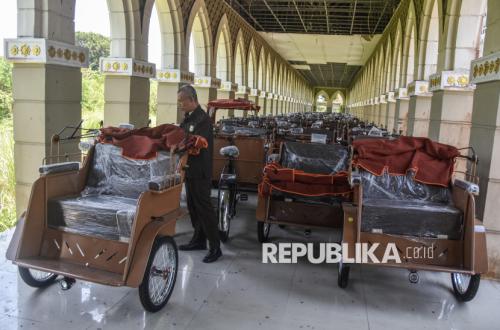 220 Pindad-Produced Electric Rickshaws Distributed to Elderly Drivers